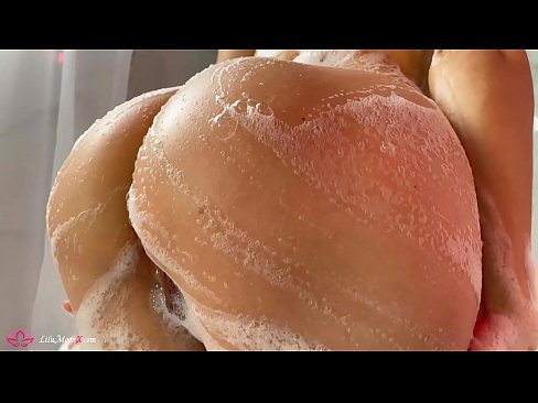 ❤️ Brunetka masturbuje kundičku s vibrátorom až do intenzívneho orgazmu v sprche ❤ Porno vk na nás