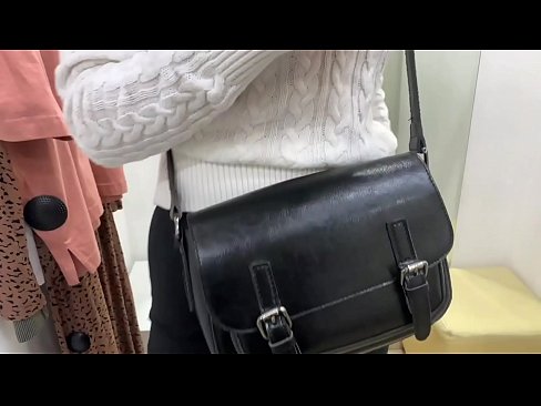 ❤️ Verejná masturbácia mladej sučky FeralBerry s robertkom v skúšobnej miestnosti ❤ Porno vk na nás